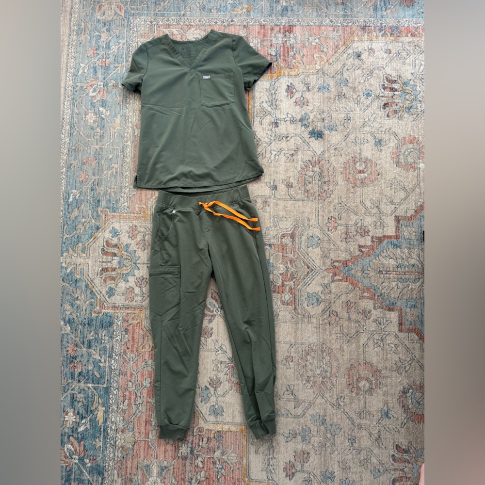 Small figs scrubs in Moss